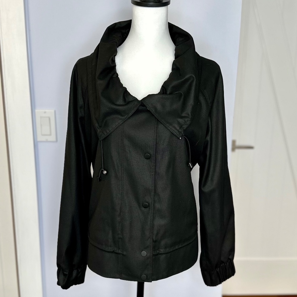 Per Se Black blazer. Size 6. Front snaps, drawstring collar. Lined. Like new!